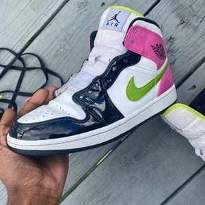 Jordan 1 Black/White/Cyber Pink